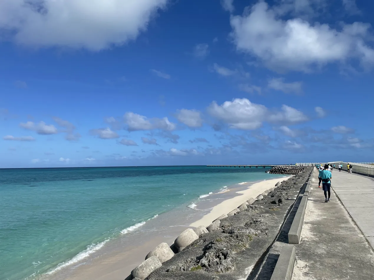 17END堤防沿いのランナー